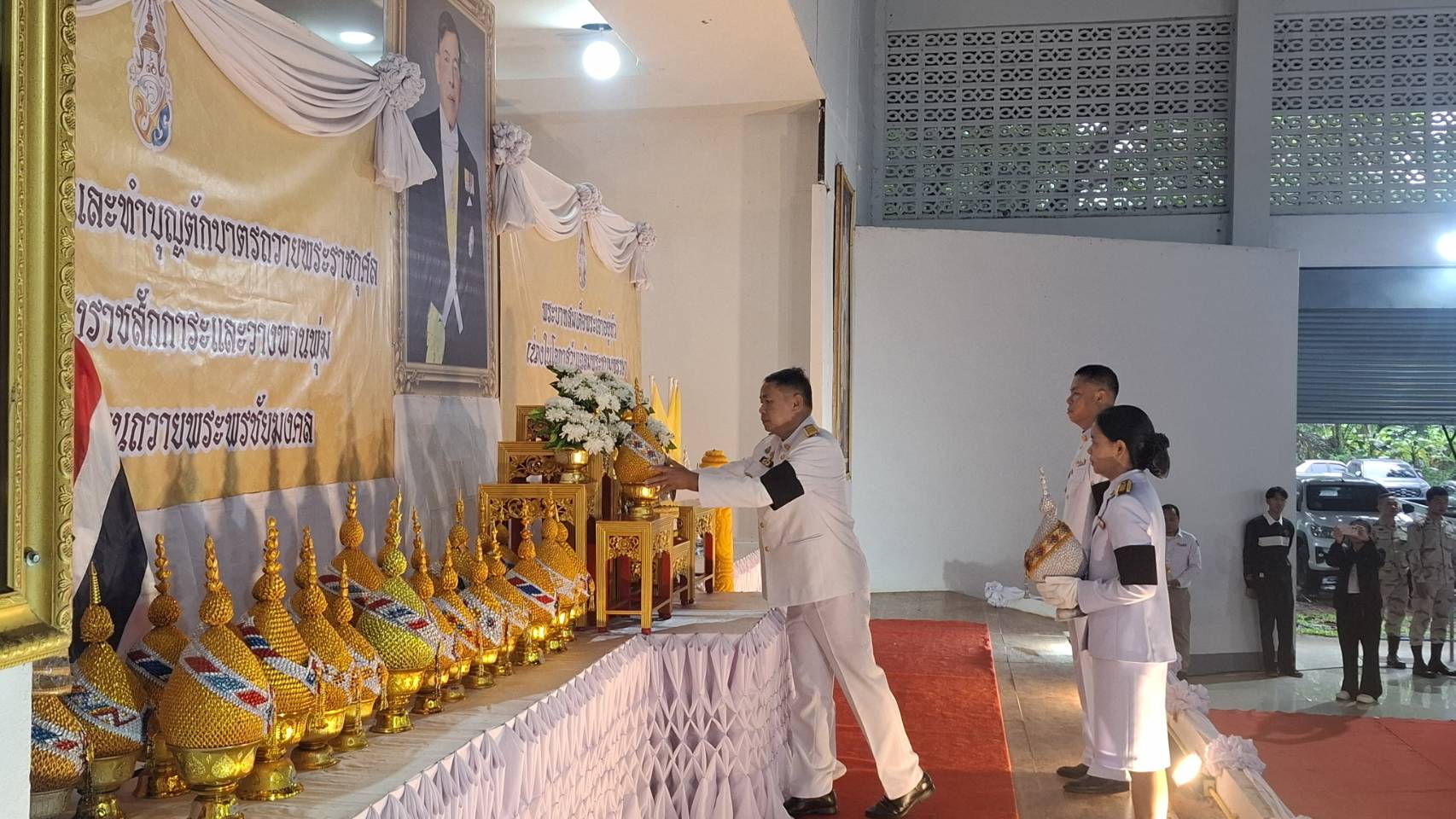 ประธานพิธีวางพานพุ่ม