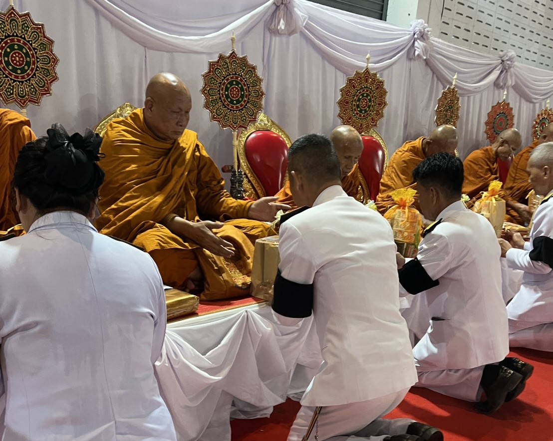 ทำบุญตักบาตร